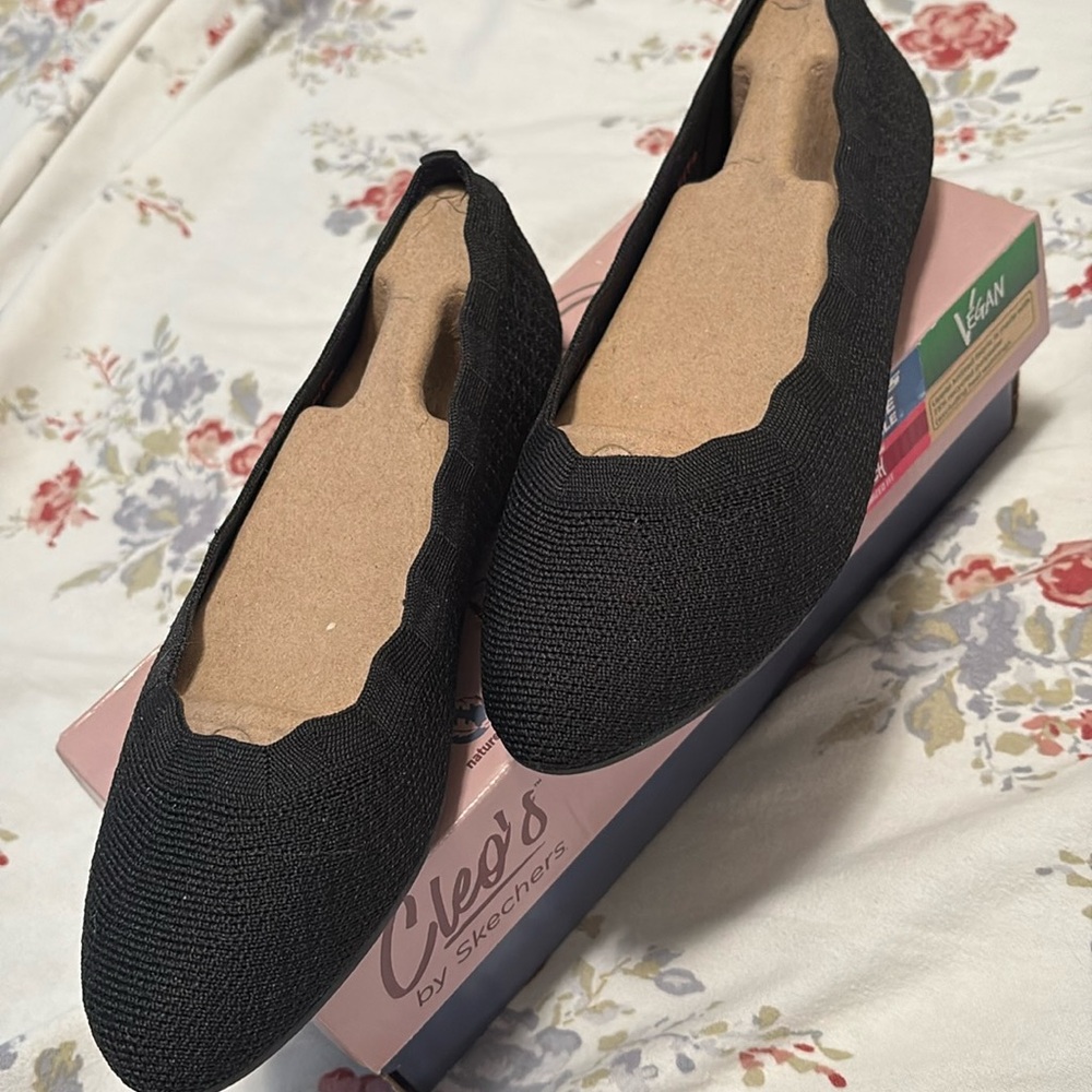 NWT Size 7 Black Cleo’s by Skechers